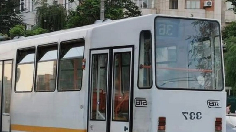 Bărbat agresiv în tramvaiul din București: Jandarmii intervin pentru a-l opri după ce atacă trei femei 1 un barbat a agresat trei femei intr un tramvai din bucuresti a fost nevoie de interventia jandarmilor pentru a l potoli pe bataus 68af350052e63