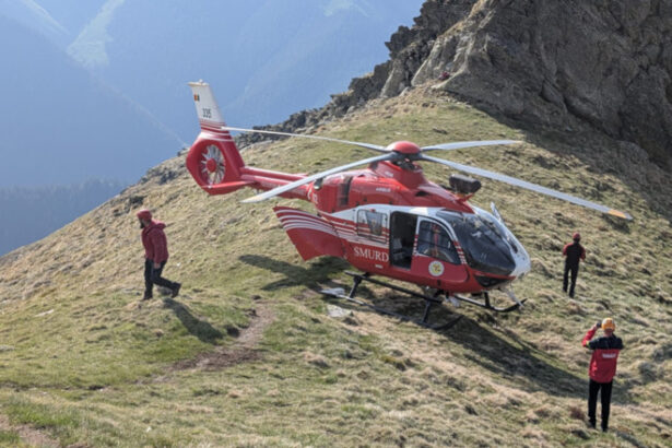 un barbat care a scapat cu viata dupa ce a cazut 100 de metri intr o prapastie in zona varfului moldoveanu recuperat cu elicopterul 689778b01aeca