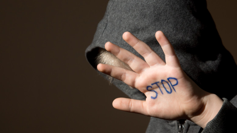 Un tată din Dolj a fost prins după ce și-a agresat fiul de 11 ani, strigătele de ajutor ale băiatului răsunând din apartament 1 un barbat din dolj a fost retinut pentru ca si a batut fiul de 11 ani strigatele de ajutor ale copilului au fost auzite din apartament 689086441b64f