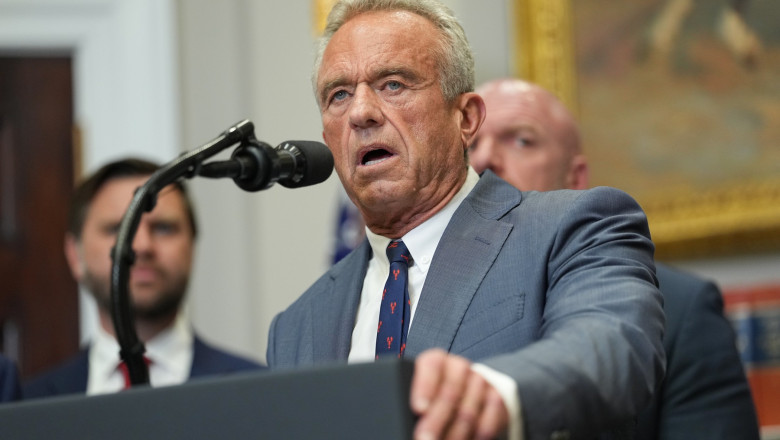 O echipă de experți în sănătate cere demisia lui RFK Jr: „Îndepărtează atenția de la problemele reale.” 1 un grup de profesionisti din domeniul sanatatii solicita demiterea lui rfk jr distrage atentia publicului 689c7ab84b92c