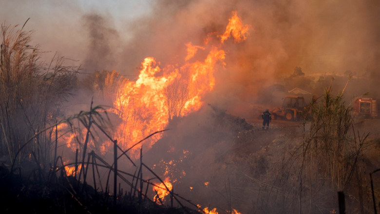 Flăcările devastatoare mistuie fără milă în apropierea Atenei de sud-est 1 un incendiu de proportii arde necontrolat la sud est de atena 689620c740f2d