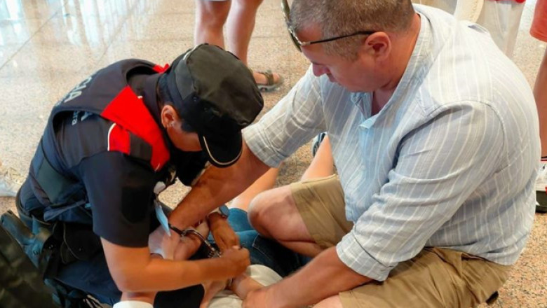 Un jandarm român în vacanță a intervenit pentru capturarea unor fugari în Aeroportul El Prat din Barcelona 1 un jandarm roman aflat in concediu a ajutat la prinderea unor fugari in aeroportul el prat din barcelona 689380bec51b0