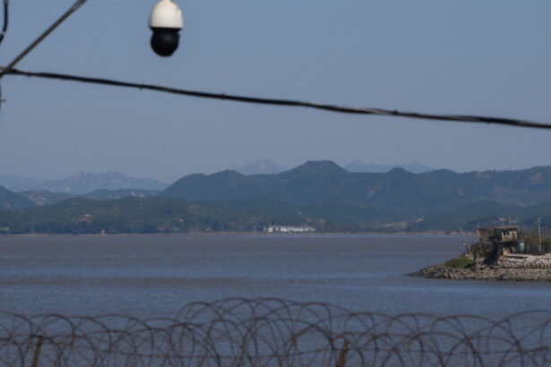 un nord coreean a fugit in coreea de sud traversand un fluviu inot agatat de bucati de polistiren 6894a270841b2