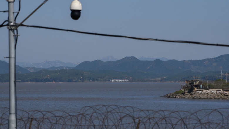 Un nord-coreean a reușit să evadeze în Coreea de Sud înotând printr-un fluviu, sprijinindu-se de fragmente de polistiren 1 un nord coreean a fugit in coreea de sud traversand un fluviu inot agatat de bucati de polistiren 6894a270841b2