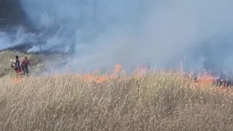 Flăcări devastatoare în Buzău: 40 de hectare de vegetație mistuite de foc 1 un nou incendiu de amploare ard 40 de hectare de vegetatie in buzau video 68ab4c603cd0a