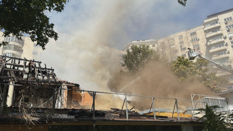 Flăcări de neoprit la fostul restaurant „Mărul de Aur” din Piața Victoriei. Avertizare Ro-Alert activată 1 un nou incendiu la fostul restaurant marul de aur din piata victoriei a fost emisa o avertizare ro alert foto video 68b03b8d991cd
