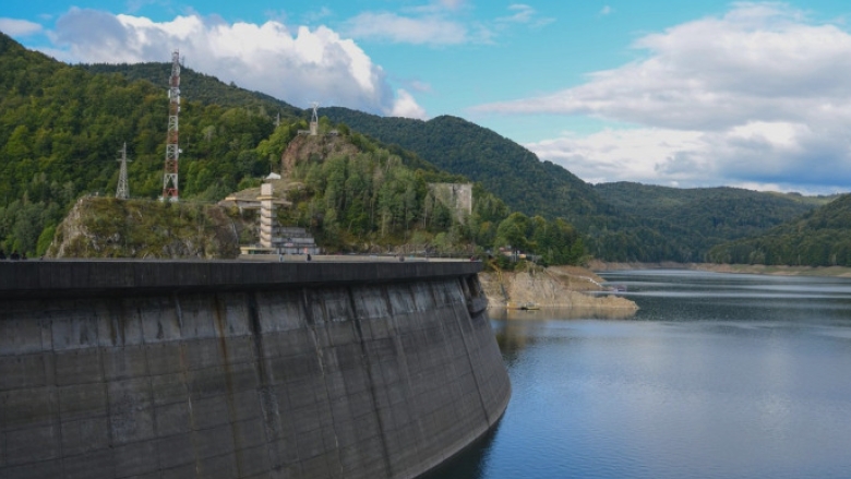 O nouă furtună de dezinformare: „Francezii golesc Vidraru pentru a obține aur.” Care este, de fapt, adevărata cauză a scăderii nivelului lacului? 1 un nou val de fake news francezii seaca vidraru ca sa puna mana pe aur care este de fapt motivul golirii lacului 68a1f2d31fdb9