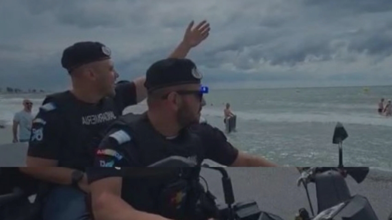 Atenție pe litoral! Turiștii din Saturn sunt avertizați de jandarmi să părăsească apa din cauza valurilor periculoase 1 valuri periculoase pe litoral la saturn jandarmii i au somat sa iasa din apa pe turistii care au ignorat steagul rosu video 68a451e924c4e