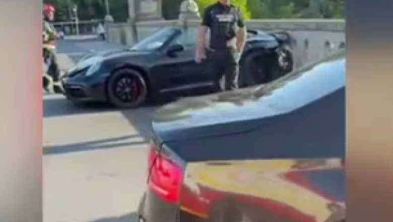 Incidentul de pe podul din Timișoara, provocat deliberat, a avut loc într-o confruntare între grupări. Unul dintre conducători a fost arestat 1 video accidentul de pe podul din timisoara produs intentionat in urma unei rafuieli intre clanuri unul dintre soferi a fost retinut 6898c0b0b2c33