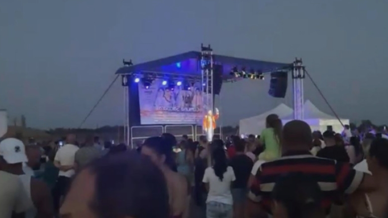 Distracție extravagantă într-o comună din Bistrița-Năsăud: 60.000 de euro pentru o zi de petrecere cu maneliști, în ciuda austerității 1 video austeritate dar nu pentru toti o comuna din bistrita nasaud a cheltuit 60 000 de euro pe o singura zi de distractie cu manelisti 68a2196dbb1bd