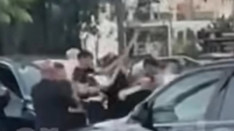 Scenă de haos în Brăila: interlopii înfruntă legile străzii cu bâte și topoare 1 video bataie ca n vestul salbatic in mijlocul brailei interlopii si au impartit la liber bate si topoare 68a591ecf1bf9