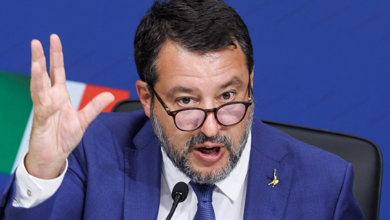 Italia în centrul unei controverse: vicepremierul Salvini solicită distrugerea așezărilor de romi, iar scandalul ia amploare 1 video campanie controversata in italia vicepremierul salvini cere demolarea taberelor de romi de la ce a pornit scandalul 689ed02a2aa57