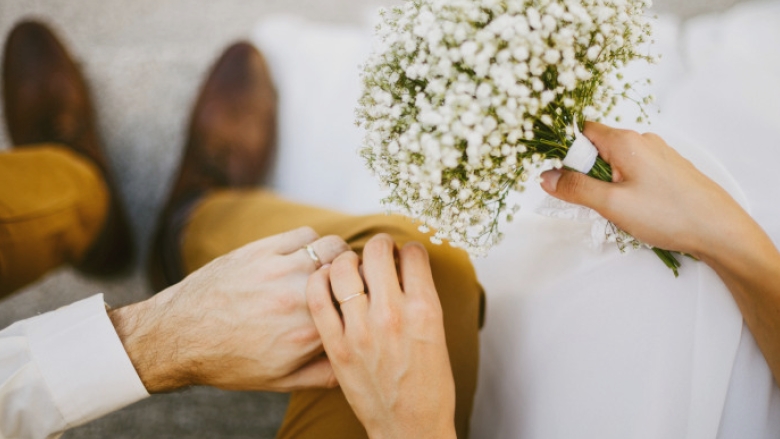 „Căutarea nașilor: Povestea tinerilor care își găsesc sprijinul pe rețelele sociale” 1 video caut nasi anuntul care a invadat retelele sociale cum au ajuns tinerii care vor sa se casatoreasca sa si caute nasii pe internet 68a94062530ae