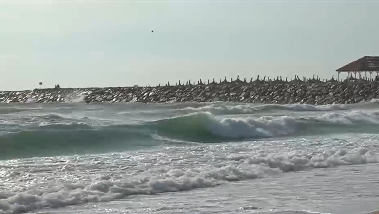 Avertizare de Cod Galben: Vânt puternic și valuri înspumate pe litoral. Accesul în apă este interzis turiștilor 1 video cod galben de vant si valuri mari pe litoral turistii nu au voie sa intre in apa 68945dfab3ca8