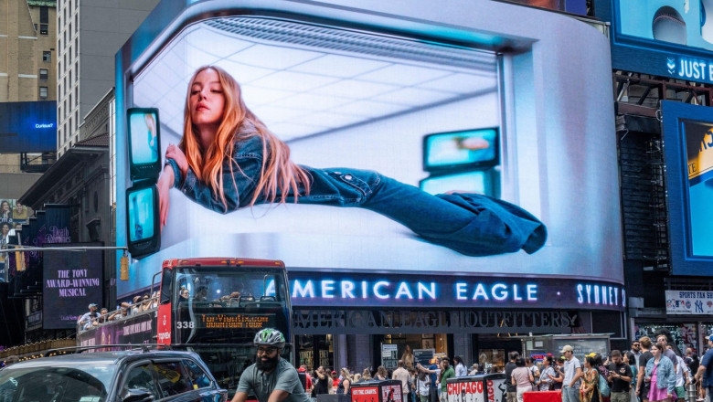 Controverse în SUA: Reclama la blugi a actriței Sydney Sweeney stârnește acuzații de rasism, iar Donald Trump își exprimă opinia 1 video controverse in sua dupa o reclama rasista la blugi promovata de actrita sydney sweeney presedintele donald trump a intervenit si el 68921b0a9428e