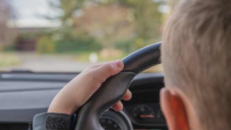 Un băiat de 11 ani, urmărit de polițiști în Dolj după ce a furat o mașină 1 video copil de 11 ani prins la volanul unei masini in judetul dolj politistii l au urmarit pe strazi dupa ce minorul a fugit de ei 689f2fcda2589