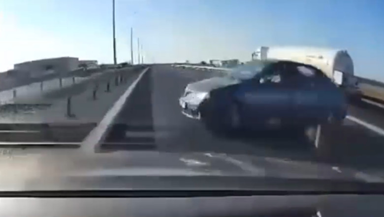 Un gest imprudent pe autostrada A1: un șofer a schimbat brusc direcția, provocând un accident cu o altă mașină 1 video gest inconstient pe autostrada a1 un sofer a tras brusc de volan pentru a intoarce si a lovit o alta masina 68976b336a9a3