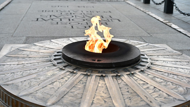 Gestul care a uluit Franța: Un bărbat își aprinde țigara cu flacăra eternă de la Mormântul Soldatului Necunoscut 1 video gestul care a socat franta un barbat si a aprins tigara cu flacara eterna de la mormantul soldatului necunoscut 68931e8b5a98c