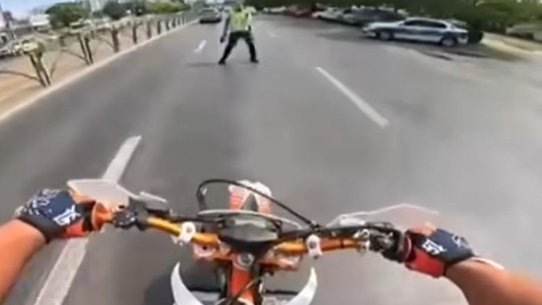 Un tânăr pe motocicletă își riscă libertatea și plătește scump pentru o neobrăzare: amendă de 800 de lei și permis suspendat 1 video gestul teribilist al unui tanar pe motocicleta care i a adus o amenda de 800 de lei si suspendarea permisului 689cfb52cd774