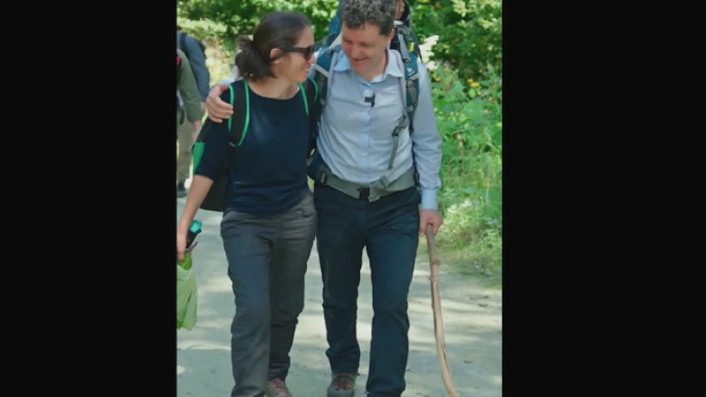 „Descoperiri de familie: Nicușor Dan și aventura la Sâmbăta de Sus, pe urmele lui Arsenie Boca” 1 video ia uite ce v a cules mami nicusor dan s a filmat cu familia la sambata de sus unde a vizitat si chilia lui arsenie boca 68a2239ed80b2