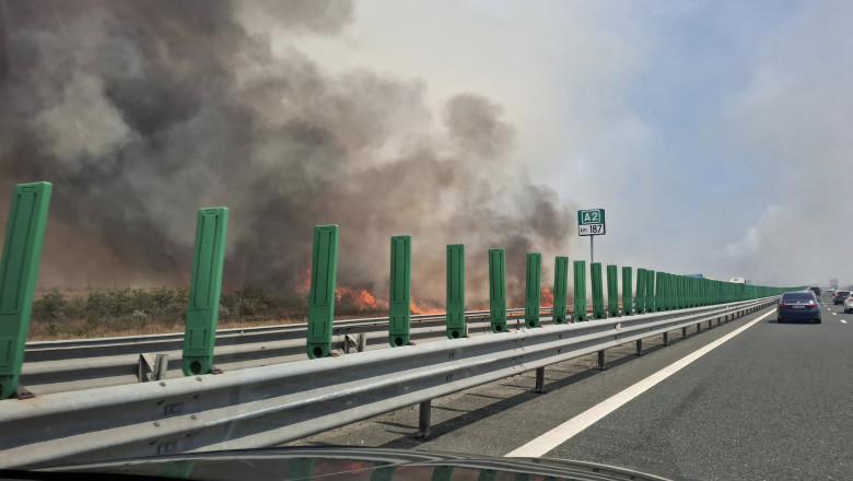 Flăcările mistuie vegetația în apropierea Autostrăzii Soarelui: intervenția pompierilor cu autospeciale multiple blochează circulația 1 video incendiu de vegetatie langa autostrada soarelui pompierii intervin cu mai multe autospeciale traficul rutier oprit 688cb410db4d9