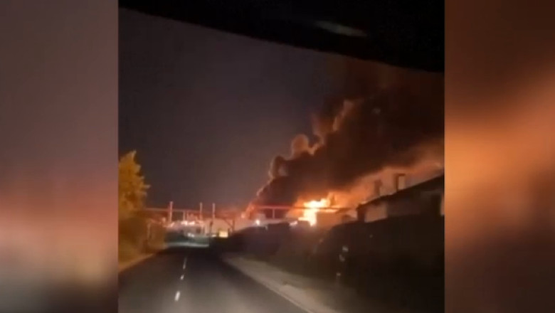 Flăcările devastatoare au cuprins o rafinărie din Saratov, în urma unui atac cu drone ucrainene, soldat cu o victimă 1 video incendiu la o rafinarie de petrol din orasul rusesc saratov dupa un atac cu drone lansat de ucraineni un om a murit 689876f15af36