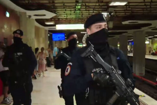 video jandarmii inarmati la metrou au dat nastere unor teorii ale conspiratiei ce spun oamenii care s au intalnit cu ei in statii 689cb7e926364