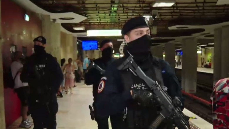Prezența jandarmilor înarmați la metrou a stârnit teorii ale conspirației. Ce mărturisesc călătorii care i-au întâlnit în stații? 1 video jandarmii inarmati la metrou au dat nastere unor teorii ale conspiratiei ce spun oamenii care s au intalnit cu ei in statii 689cb7e926364
