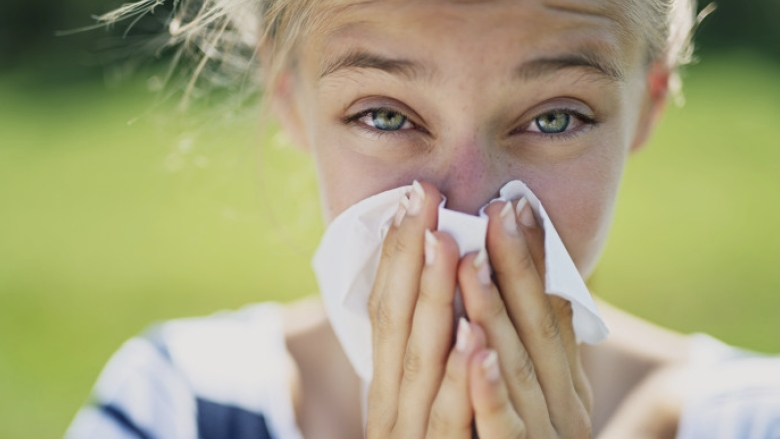 Luna august aduce suferințe alergice: planta care afectează anual 2,5 milioane de români. „Strănuturile mă chinuie, iar nasul și ochii îmi sunt iritați.” 1 video luna august calvarul alergicilor planta care chinuie anual 25 milioane de romani stranut in salve ma mananca nasul si ochii 68b1274786c29