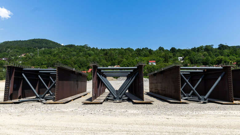 Proiectele finanțate prin programul Anghel Saligny stagnează din cauza deficitului de fonduri: infrastructura rutieră și sistemele de canalizare sunt în așteptare 1 video mai mult proiecte finantate prin programul anghel saligny au fost blocate din lipsa de bani drumuri si retele de canalizare pe pauza 688dbd64c9331