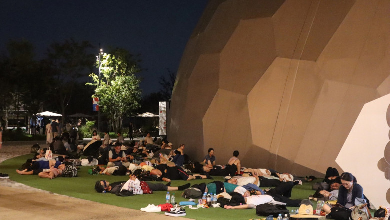 Mii de turiști au fost prizonieri peste noapte la Expoziția Mondială din Osaka, iar zeci dintre ei au necesitat îngrijiri medicale 1 video mii de vizitatori au ramas blocati peste noapte la expozitia mondiala de la osaka cateva zeci au fost spitalizati 689eef23d1a8d