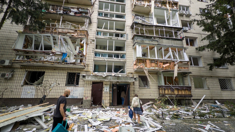 Minune la Kiev: O tânără a supraviețuit după ce a fost proiectată de la etajul nouă de forța unei explozii de rachetă rusă 1 video miracol la kiev o tanara a fost aruncata de la etajul noua de suflul exploziei unei rachete rusesti si a supravietuit 688d08a2dc7a5