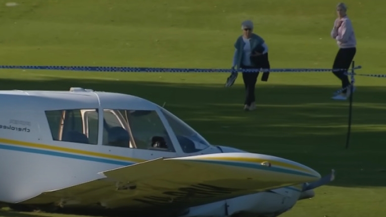Incidente surprinzătoare: Un avion se prăbușește în timpul unei aterizări forțate pe un teren de golf din Australia 1 video momentul in care un avion incearca o aterizare fortata si cade pe un teren de golf in australia 68a2d701e9f28