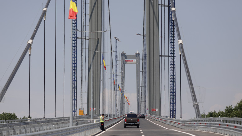 Probleme neașteptate la „Golden Gate” românesc: gropile din asfaltul podului de la Brăila permit scurgeri de apă. Ce declarații are CNAIR? 1 video noi probleme la golden gate de romania in asfaltul podului de la braila au aparut gauri prin care iese apa ce spune cnair 6890d38ea7970