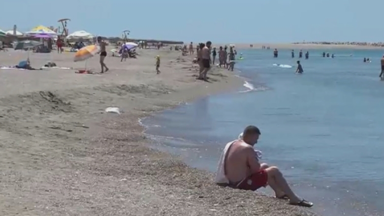 Atenție la valuri: gropi adânci neașteptate aproape de țărm în sezonul estival! Ce măsuri iau autoritățile? 1 video pericolul din mare in plin sezon estival gropi adanci la doar cativa metri de mal ce spun autoritatile 68a3fa123adba