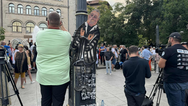 Manifestare în Piața Universității împotriva zilei de doliu național pentru Iliescu; autoritățile consideră acțiunea neautorizată 1 video protest in piata universitatii fata de declararea zilei de doliu national pentru iliescu jandarmeria spune ca manifestatia e ilegala 6894dc600438e