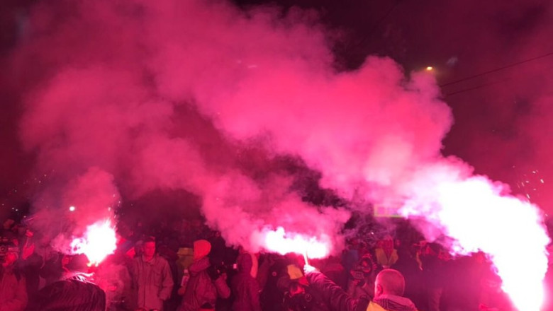 Confruntări aprige în Serbia: susținătorii lui Vucic se află față în față cu protestatarii anti-guvernamentali, în mijlocul torțelor și petardelor 1 video proteste violente cu torte si petarde in serbia doua tabere s au confruntat sustinatorii lui vucic cu manifestantii anti guvern 689d9a742be74