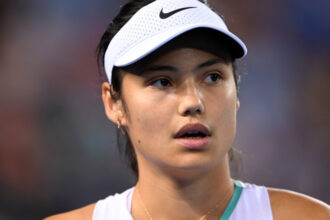 video reactia emmei raducanu la turneul de la cincinnati ce a facut jucatoarea de tenis dupa ce un copil a inceput sa planga in tribune 689b941110595