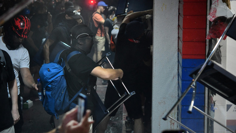 Haos în Serbia: Protestatarii atacă sediul partidului de guvernământ din Novi Sad, bilanț cu zeci de răniți și arestați 1 video scene de razboi in serbia manifestantii au devastat sediul partidului de guvernamant din novi sad zeci de raniti si arestati 689ee024207f9