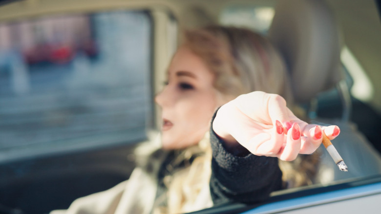 În ce țară riști să ajungi la închisoare pentru aruncarea gunoiului din mașină? Află valoarea amenzii pentru un muc de țigară lăsat pe geam 1 video tara in care faci inchisoare daca lasi gunoiul din masina pe strada cat de mare e amenda pentru un muc de tigara aruncat pe geam 689af2ac750ee