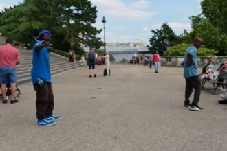 video teroarea de pe strazile din paris vlogger roman atacat si amenintat cu moartea de de catre imigranti violenti 68ae84aa5b45c