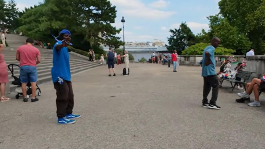 Teroarea pe străzile Parisului: Vlogger român, victima unor amenințări mortale din partea imigranților agresivi 1 video teroarea de pe strazile din paris vlogger roman atacat si amenintat cu moartea de de catre imigranti violenti 68ae84aa5b45c