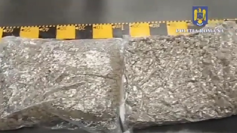 Un tânăr din Arad a fost surprins în momentul în care prelua 13 kilograme de droguri livrate din Spania prin curier 1 video un tanar din arad a fost prins in flagrant in timp ce ridica 13 kilograme de droguri sosite prin curier din spania 689360f24f282