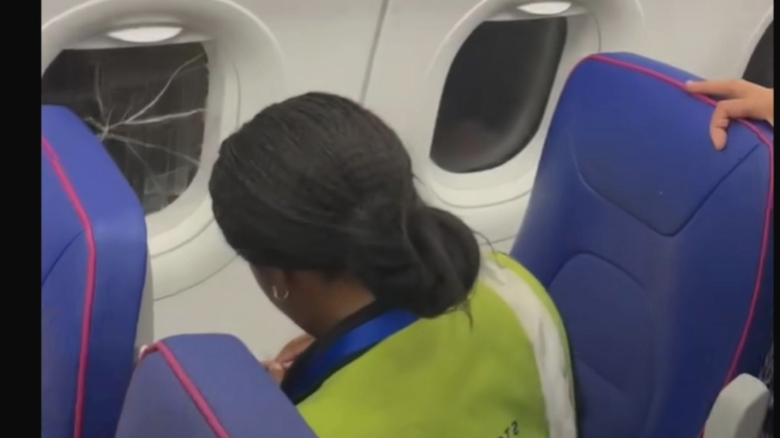 Zborul Londra–Bacău: Moment amuzant când pasagerii au râs în hohote după ce echipajul a folosit bandă adezivă la geamuri 1 video zbor londra bacau cu scoci la geam pasagerii hohote de ras cand personalul companiei a aplicat banda adeziva 68b2a3e771e95