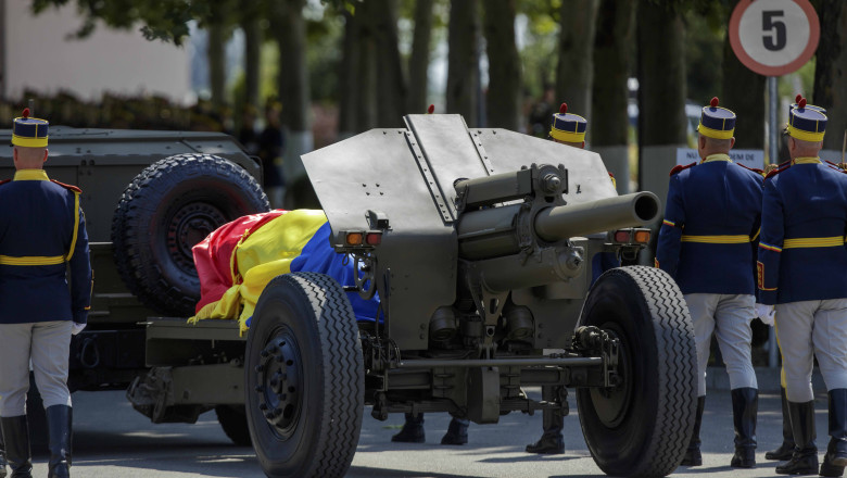 Misterul onorurilor militare: De ce liderii decedați sunt purtați pe un afet de tun și cine a dat naștere acestei tradiții? 1 videofoto de ce sefii de stat inmormantati cu onoruri militare sunt transportati pe un afet de tun cine a instituit aceasta traditie 689492218a8a8