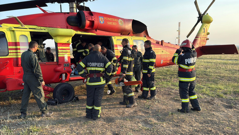 Pompierii continuă lupta împotriva flăcărilor de vegetație din Tulcea, incendiul afectând o suprafață de 8 hectare, cu sprijinul a 3 elicoptere Black Hawk 1 videofoto pompierii inca se lupta sa stinga incendiul de vegetatie din tulcea focul se intinde pe 8 hectare intervin si 3 elicoptere black hawk 6894fbdbaeebe