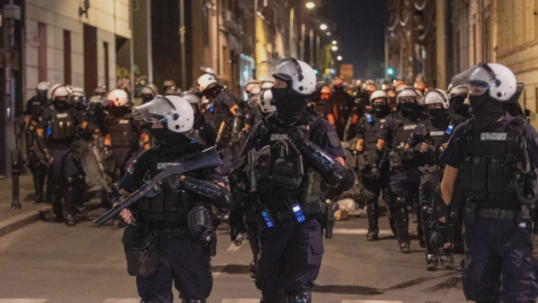 Proteste antiguvernamentale în Serbia: Violențele și acuzațiile de brutalitate ale poliției împotriva demonstranților 1 videofoto violente la protestele antiguvernamentale din serbia politia acuzata de brutalitate impotriva manifestantilor 68a0af5794452