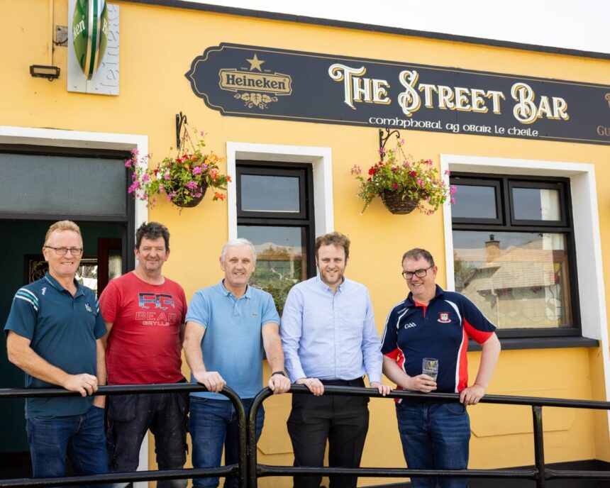 „Suntem războinici ai berii: O comunitate din County Limerick se unește pentru a salva ultimul pub din sat.” 1 were publicans county limerick community forms syndicate to save villages last pub 68a94ff69e531