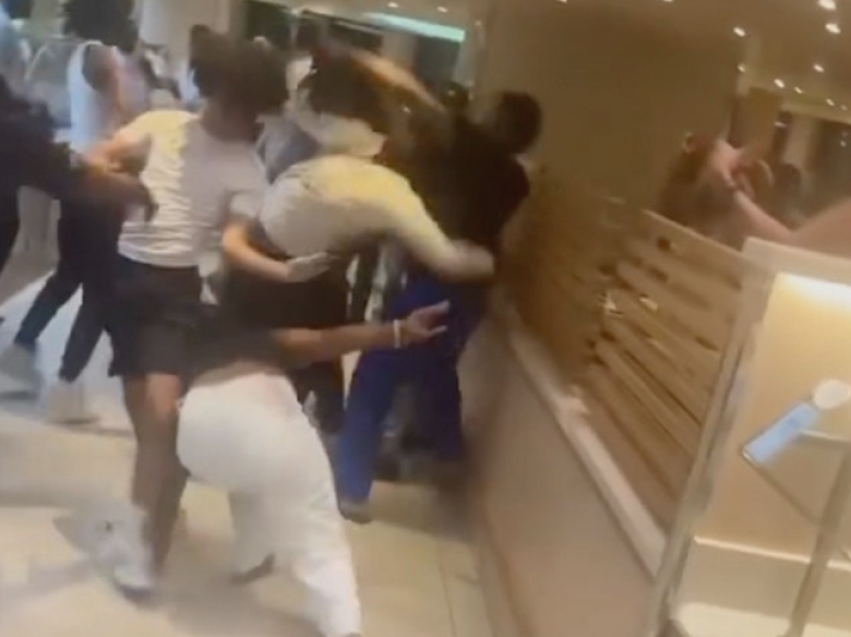 Între distracție și haos: O bătaie spontană izbucnește pe un vas de croazieră din cauza „bucăților de pui” 1 wild brawl erupts on carnival cruise ship allegedly over chicken tenders 68a714a286d54