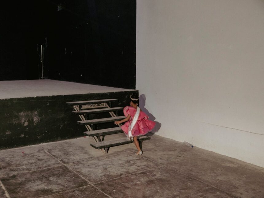 Femeile din spatele camerei: „În Venezuela, cultura concursurilor de frumusețe depășește cu mult aparențele.” 1 women behind the lens in venezuela the culture of pageants goes far beyond beauty 68942917861c8